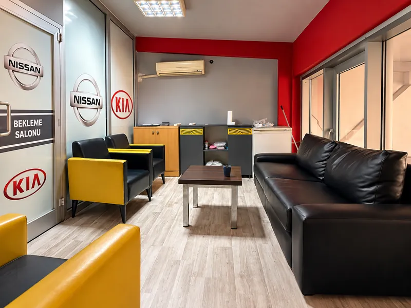 Klimalı bekleme salonunda koltuklar ve sehpa