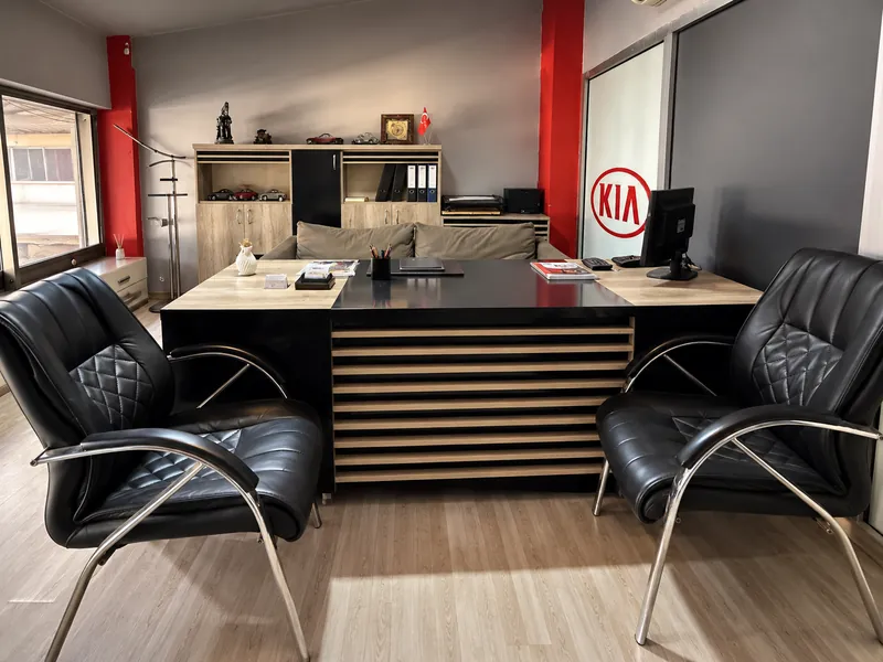 Deri koltuklu ofis