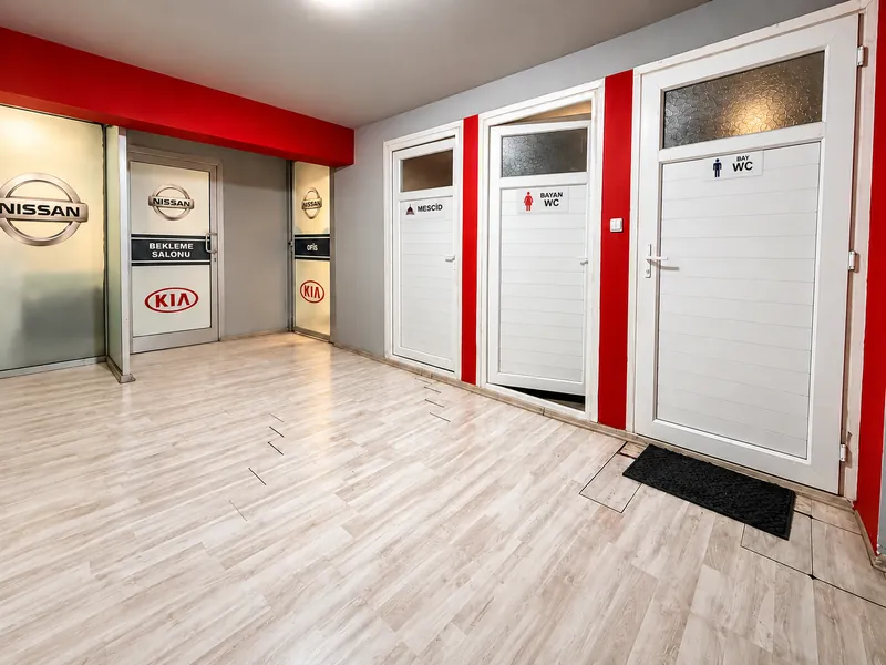 Üst katta bekleme salonu, mescit ve WC kapıları