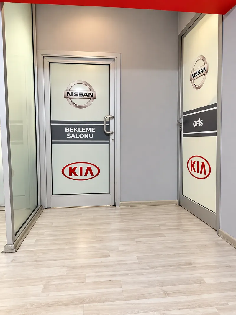 Bekleme salonu ve ofis kapıları